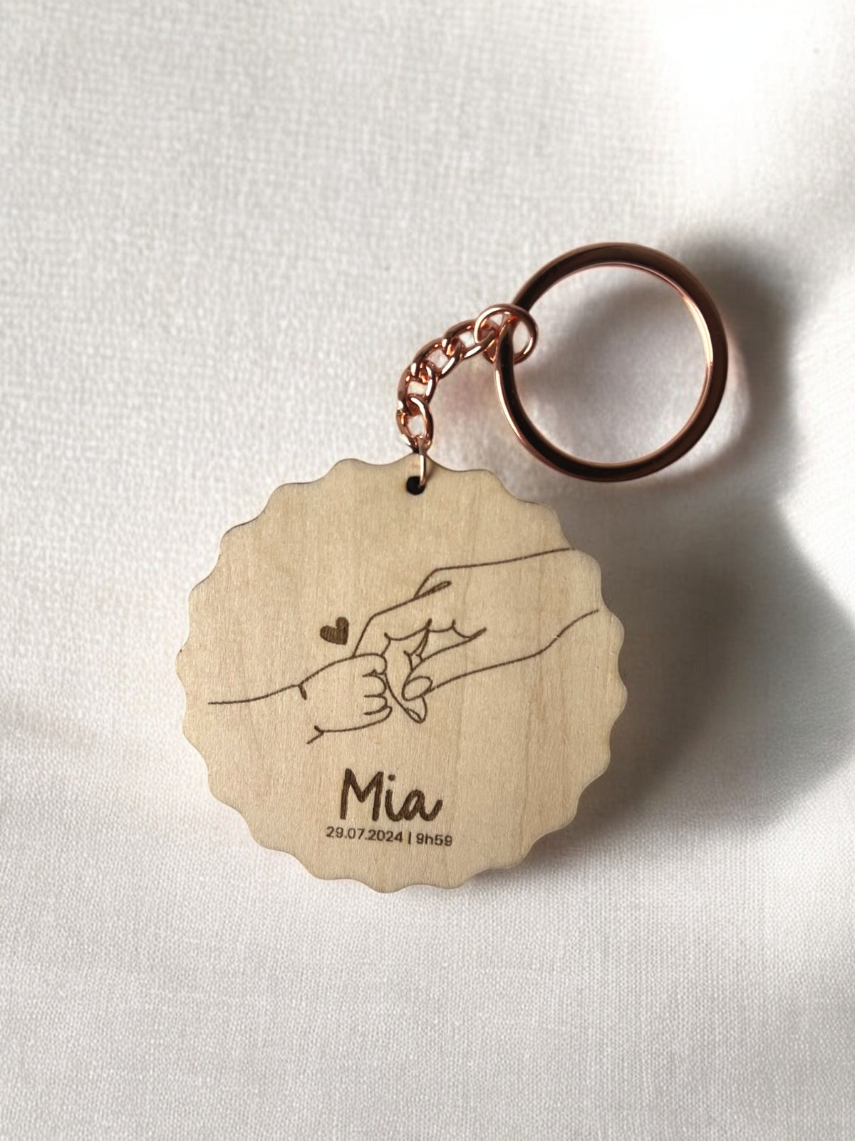 Porte-clé en bois gravé "Main dans la main"