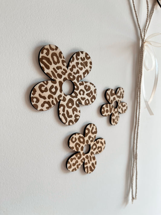 Trio de marguerites léopard en bois - Décoration murale