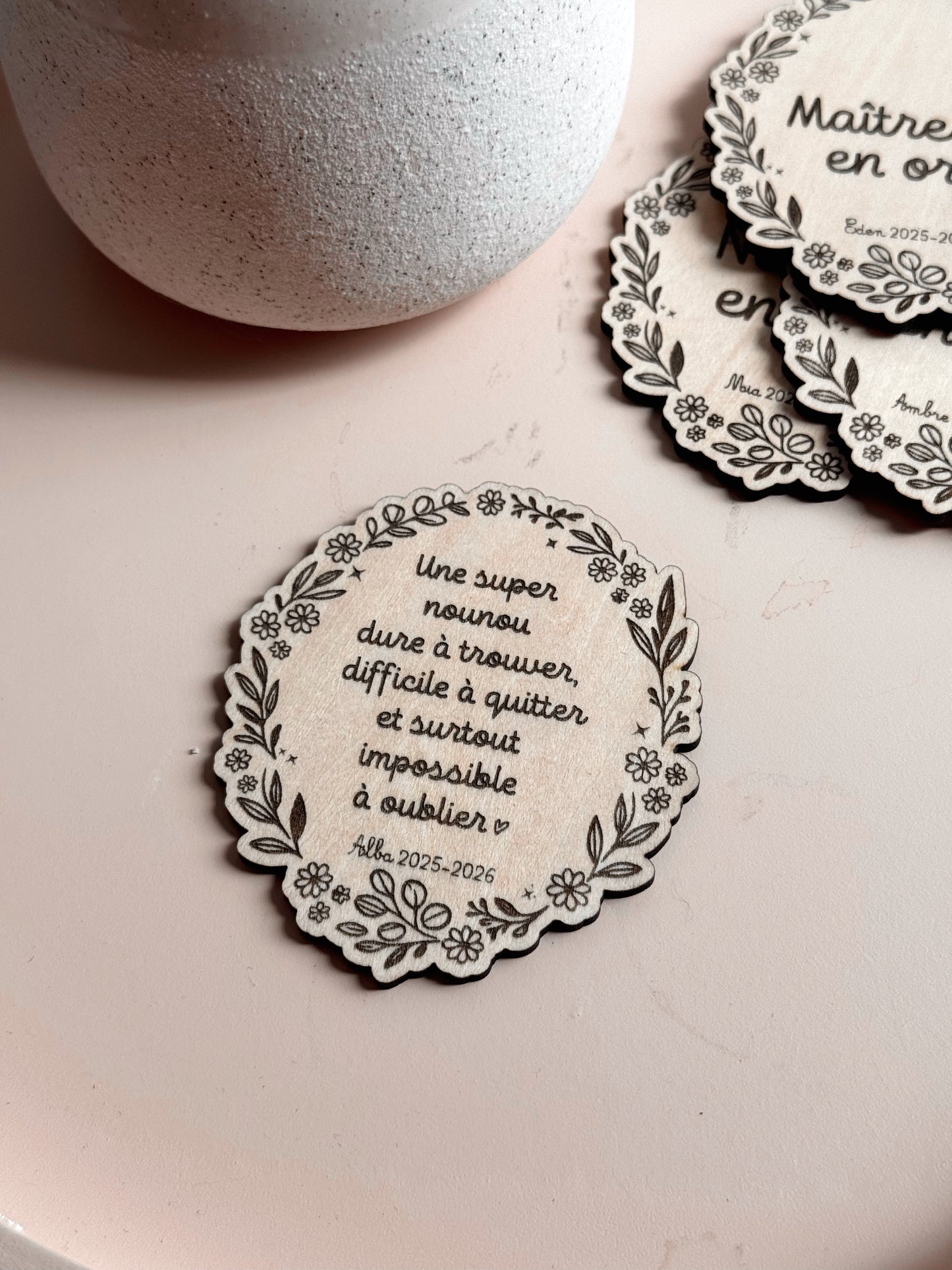 Magnet fleuri personnalisé – Maîtresse, Nounou ou ATSEM