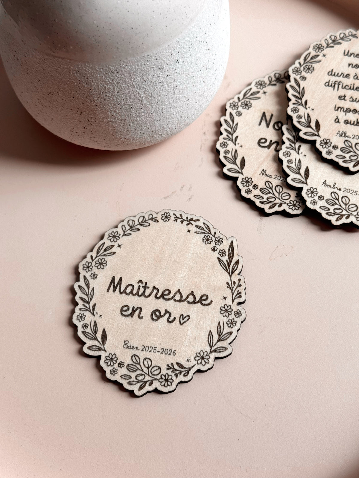 Magnet fleuri personnalisé – Maîtresse, Nounou ou ATSEM