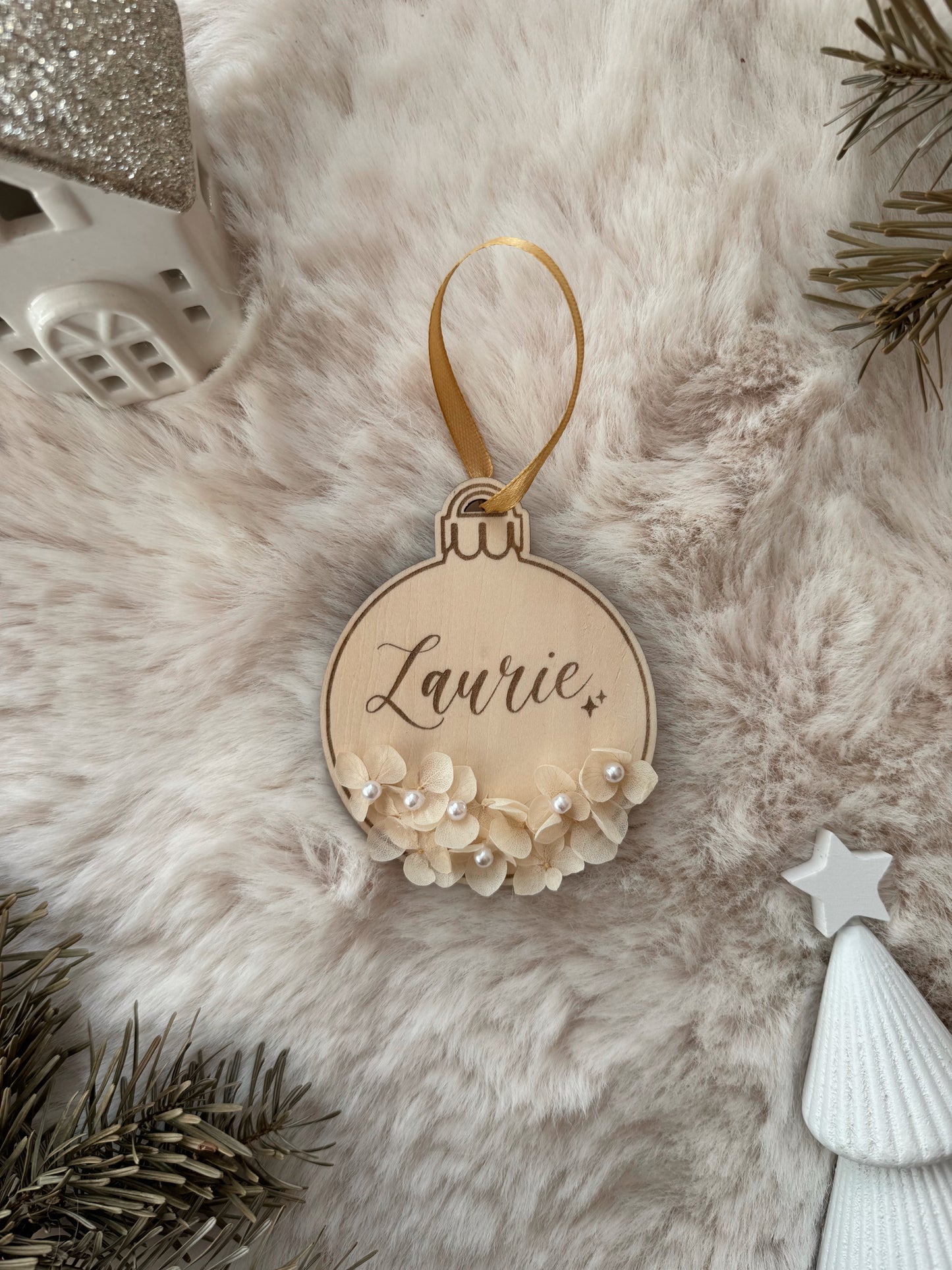 Boule de Noël personnalisé – Suspension sapin en bois avec fleurs séchées