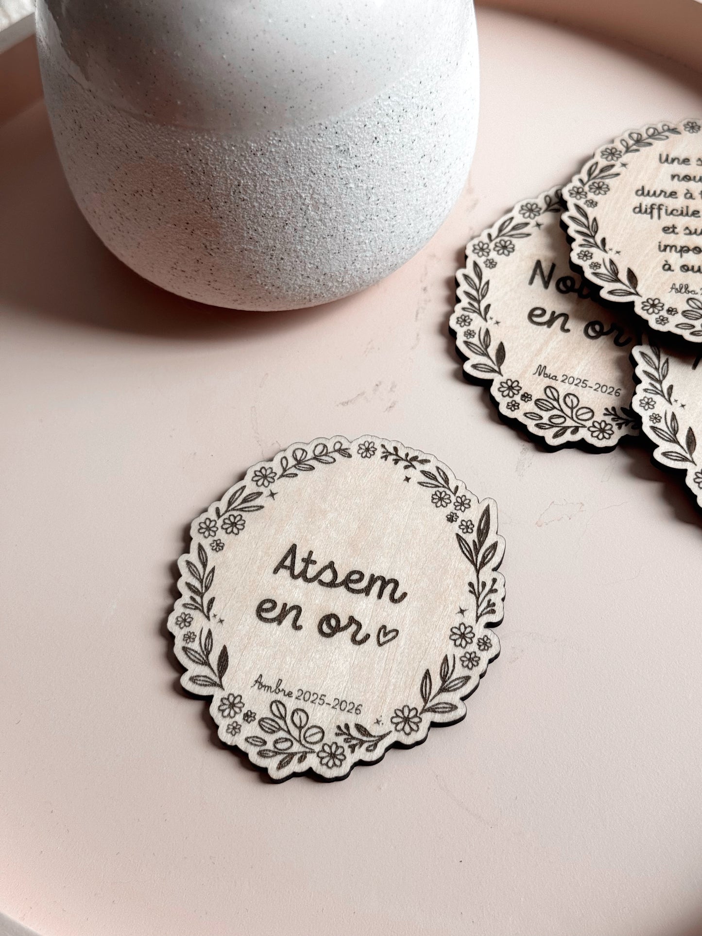 Magnet fleuri personnalisé – Maîtresse, Nounou ou ATSEM