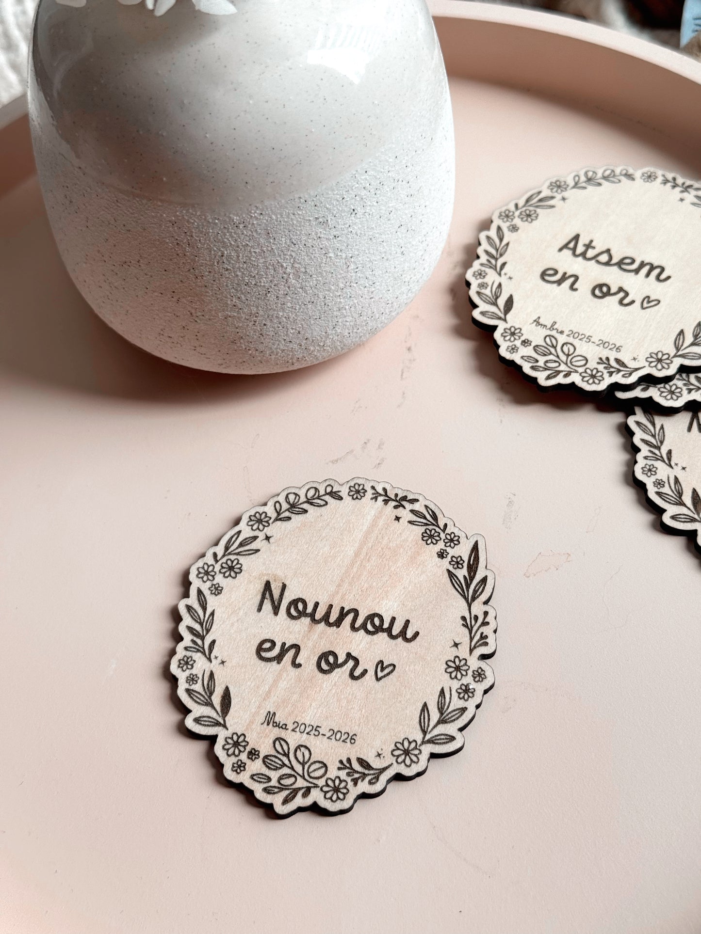 Magnet fleuri personnalisé – Maîtresse, Nounou ou ATSEM