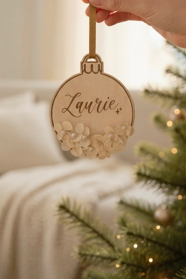 Boule de Noël personnalisé – Suspension sapin en bois avec fleurs séchées