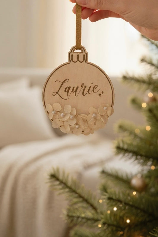 Boule de Noël personnalisé – Suspension sapin en bois avec fleurs séchées