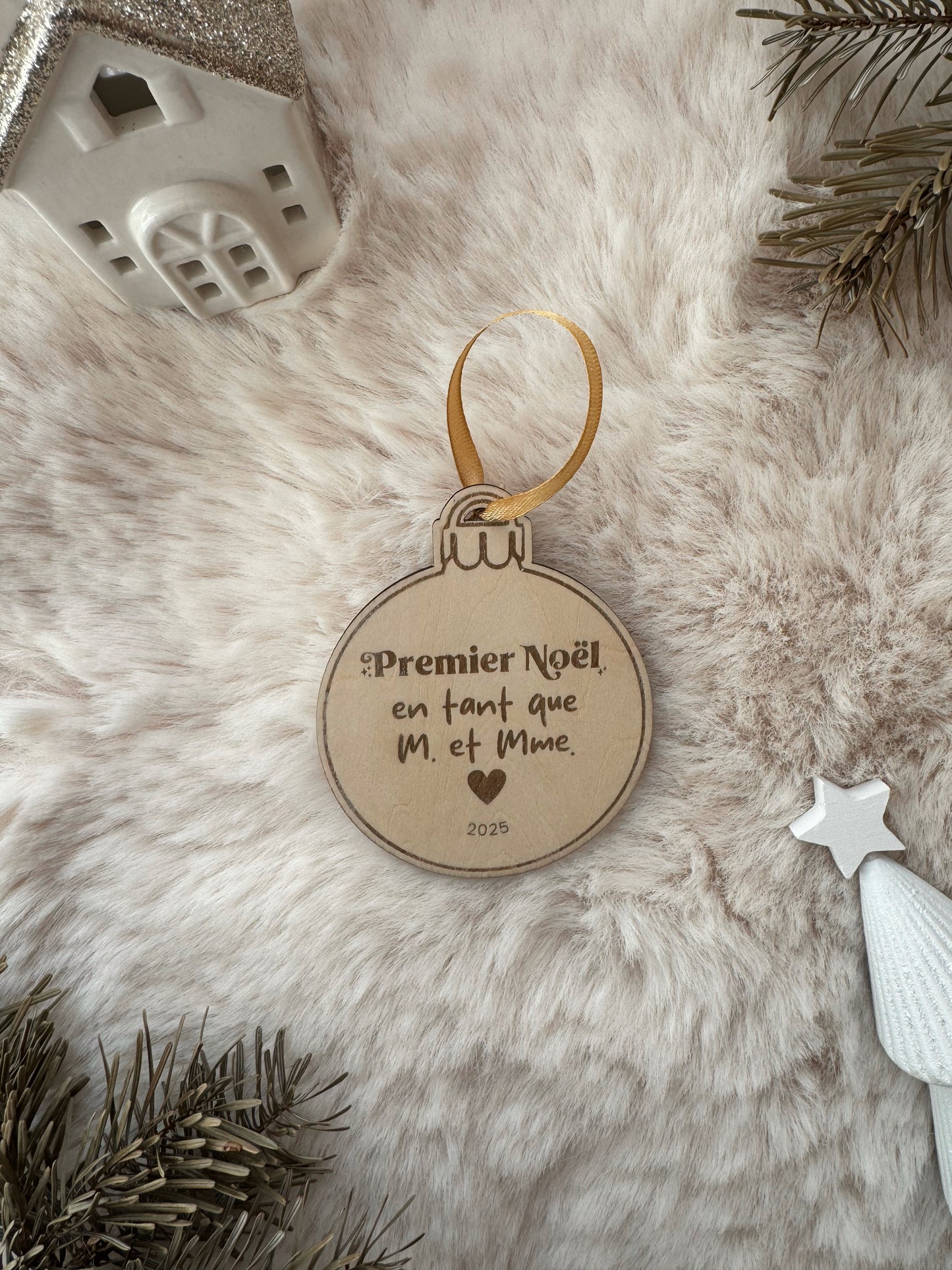 Boule “Premier Noël en tant que M. et Mme.” - Suspension sapin en bois