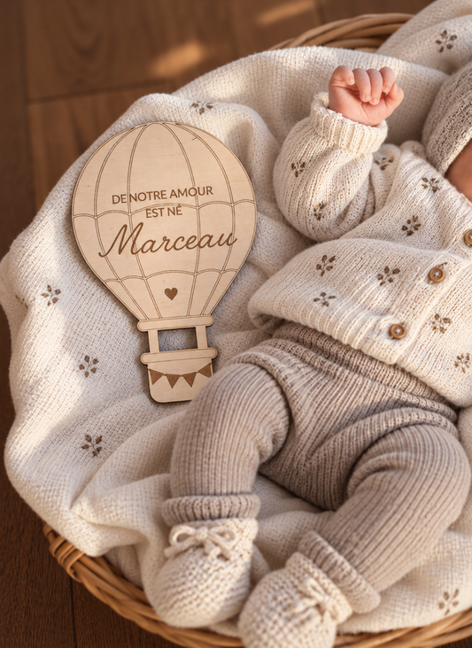 Montgolfière en bois annonce naissance